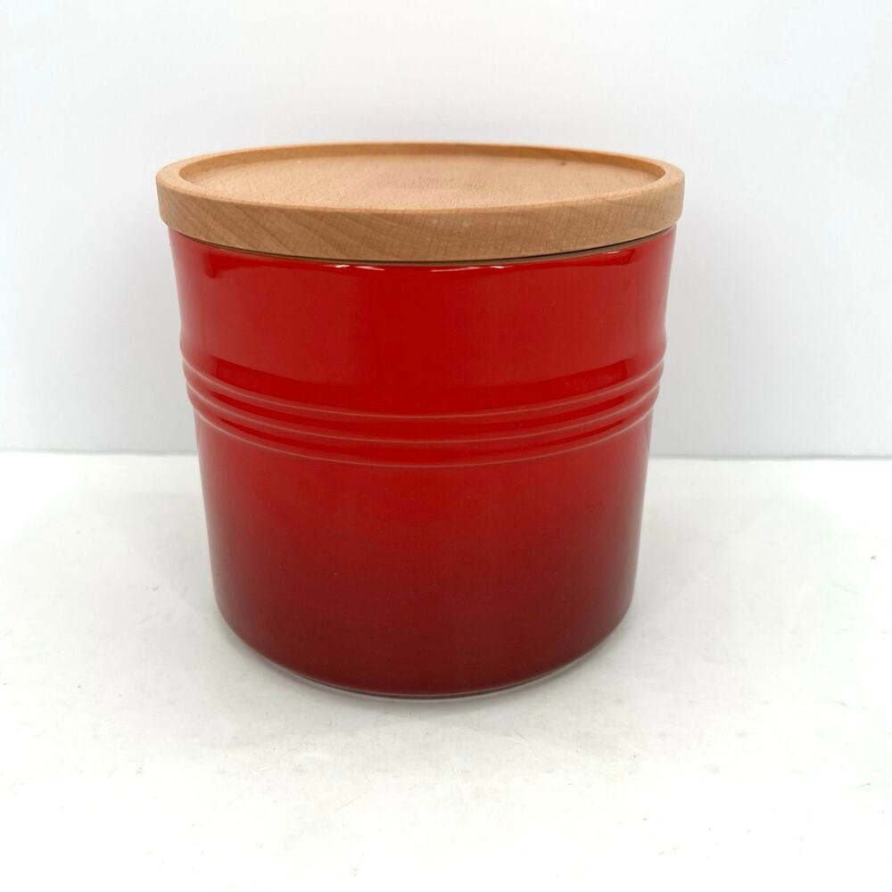 Le creuset Signature XL Storage Canister Medium Jar with wooden lid.